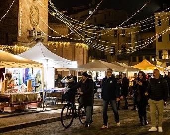 Albero di Natale, mercatini, gospel e accensione delle luminarie