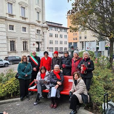 Inaugurata una panchina rossa nei giardini del Lungorio