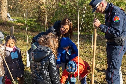  I bambini della scuola dell’infanzia Visentini hanno piantato un centinaio di alberi