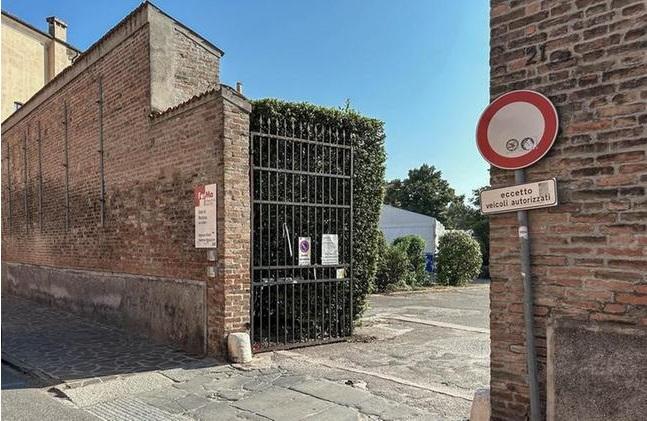 Divieto di accesso e sosta dei veicoli in via Frattini nel cortile della Sacchi